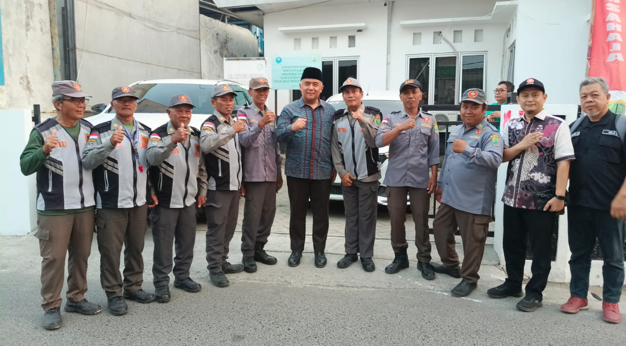 Tim Pengamanan Berpose Bersama H. Jalal dalam Kegiatan Reses