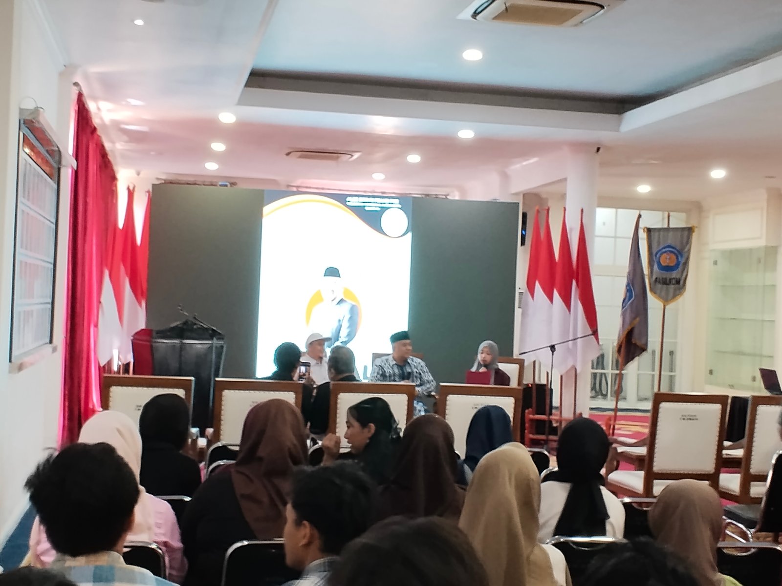 H. JALAL ABDUL NASIR ISI KEGIATAN LEGISLATIVE SCHOOL YANG DISELENGGARAKAN MAHASISWA UNSIKA KARAWANG