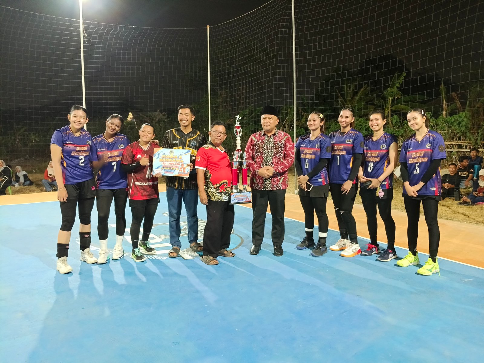 Penonton antusias menyaksikan H. Jalal CUP Vollyball Putri Karawang