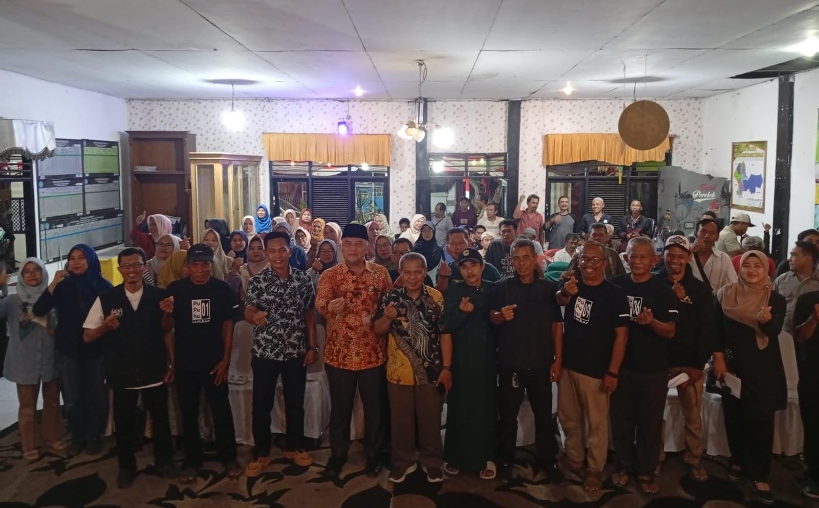 Warga membludak penuhi tempat acara malam puncak HUT RI ke - 81 bersama H. Jalal dan warga masyarakat
