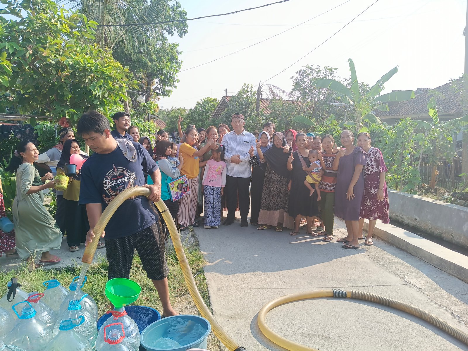 H. Jalal memberikan Bantuan air bersih di desa Situdam kec. Jatisari Karawang