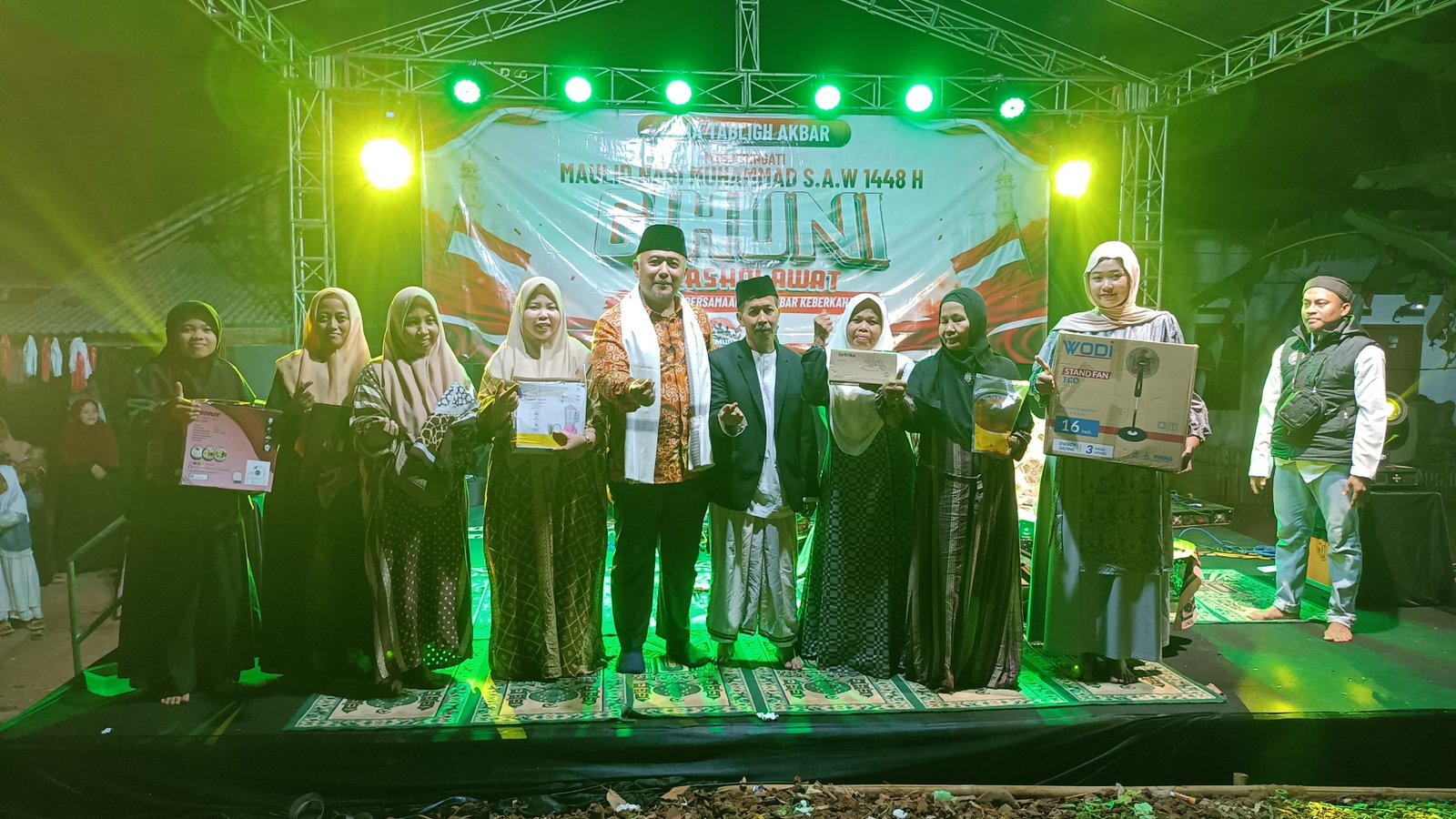 H. Jalal Ajak Jamaah Cintai Nabi dan Syukuri Kemerdekaan, Bagikan Hadiah untuk Jamaah